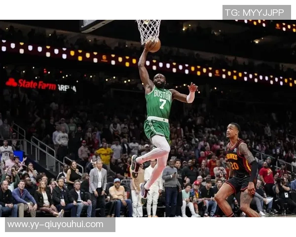 杰伦布朗弧顶三分精准回应个人得分已突破30分展现强大实力