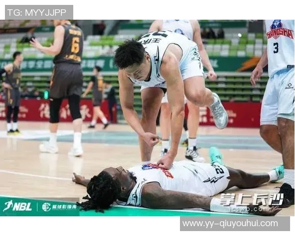 快船队启程前往盐湖城开启新赛季首场客场挑战众将士齐聚登机照曝光